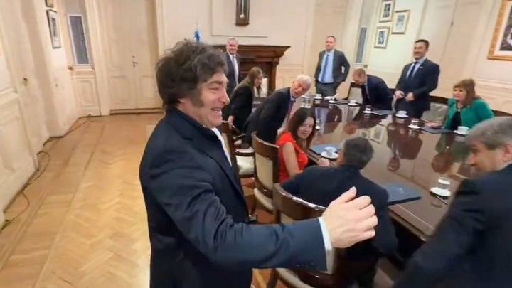 Al ritmo de "I feel good": así fue el saludo de Milei a su nuevo Gabinete