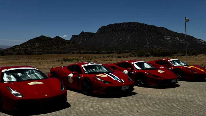 La caravana de Ferrari realizó una escala fotográfica en Ischigualasto antes de su desfile