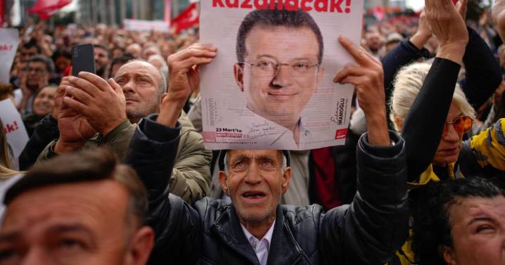 La policía cita a seis periodistas turco por reportes sobre alcalde opositor encarcelado