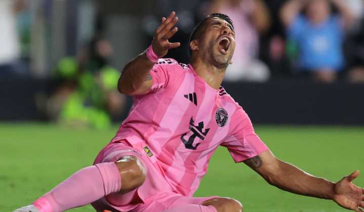 ¿Otra vez agrediendo? Luis Suárez es suspendido por la MLS tras patear a un rival (Video)