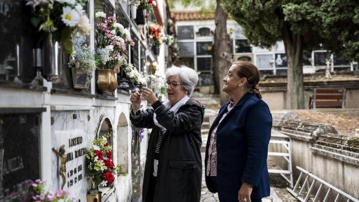 Cáceres peregrina al cementerio para recordar a sus seres queridos: "Hoy es un día sagrado"