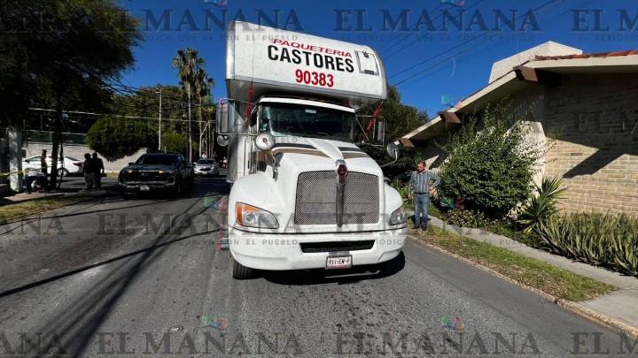 Camión de paquetería derriba postes en Nuevo Laredo; uno cayó sobre el auto de una madre