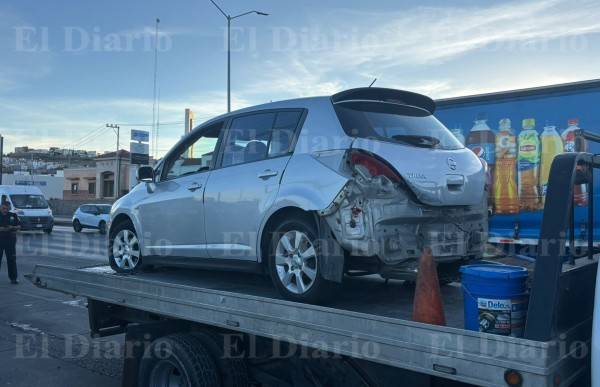 ¡Vehículo atraviesa camellón y vuelca en el Perijuv!