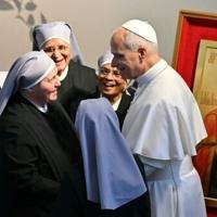 Pope visits Istanbul's Blue Mosque