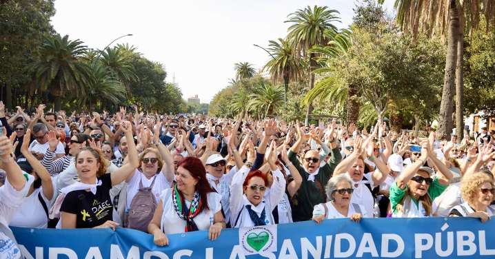 Miles de manifestantes llenan las calles de Málaga para reivindicar "sanidad pública y de calidad"