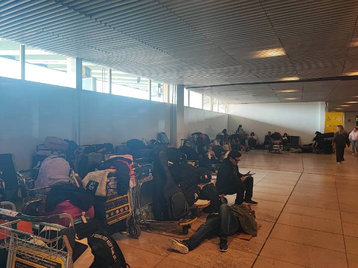 Pasajeros rumbo a Venezuela estancados en Barajas por la cancelación de los vuelos: “Se lavan las manos”