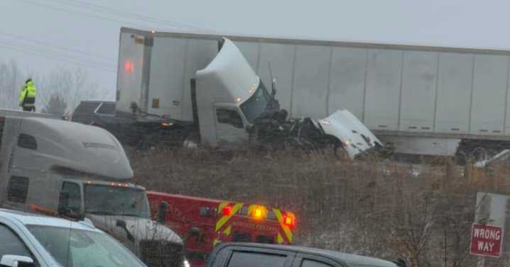 Fatal semi-truck crash in Saukville shuts I‑43; multiple jackknifes cause major delays