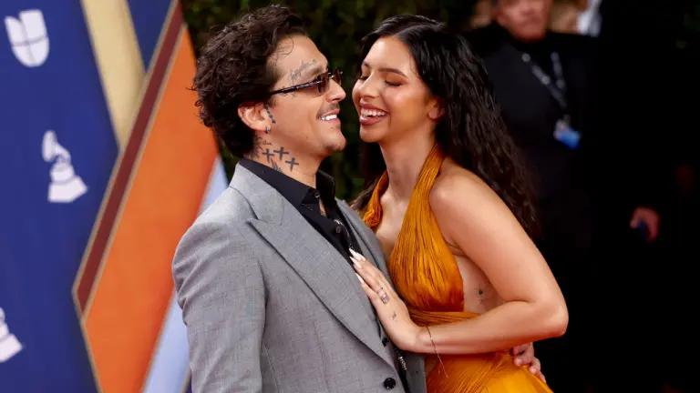 Nodal causó polémica en los Latin Grammy al no mencionar a Ángela Aguilar: recuerdan sus dedicatorias a Belinda y Cazzu