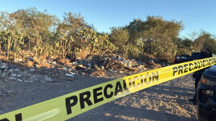 Hallan cuerpo envuelto en plástico a un costado de la carretera La 50, en Navolato