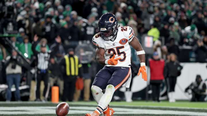 Bears run through Eagles to stay atop the NFC North