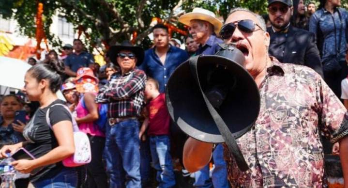 Ciudadanos irrumpen en Palacio de Gobierno de Michoacán tras asesinato del alcalde de Uruapan (VIDEO)