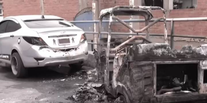 Extorsión y violencia sacuden Independencia: incendian mototaxi tras amenazas a la empresa Aravicus