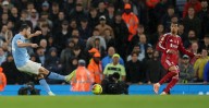 Manchester City aplastó 3-0 al Liverpool y recorta distancia con el Arsenal en la Premier League