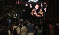 Miles de mexicanos llenan el Zócalo para recordar a Juan Gabriel y su mítico concierto