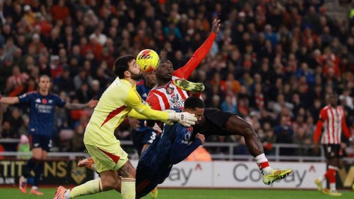 Sunderland halt Arsenal's winning run with last