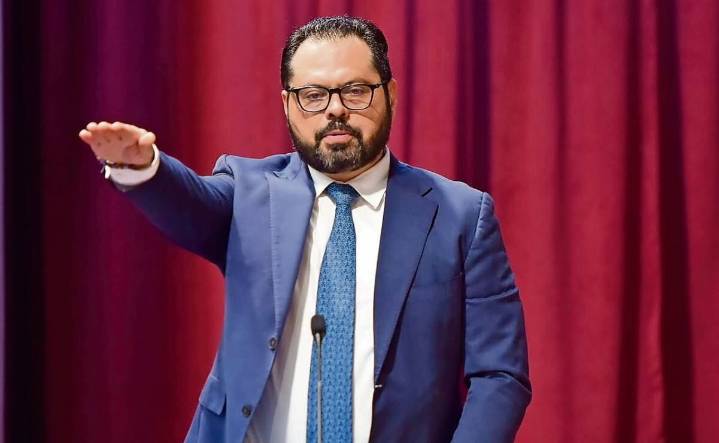 Comparece secretario de Finanzas de Veracruz “como divo”