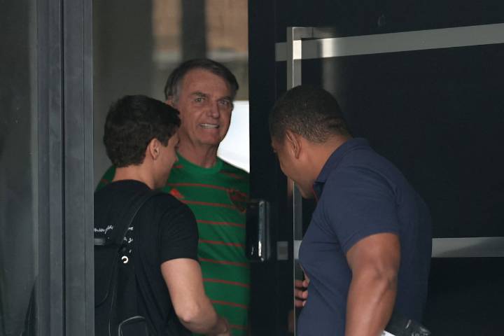 El expresidente Bolsonaro, arrestado tras manipular la tobillera en vísperas de empezar a cumplir la pena