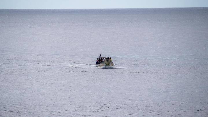 Rescatan a 18 migrantes en una embarcación a la deriva próxima a Gran Canaria