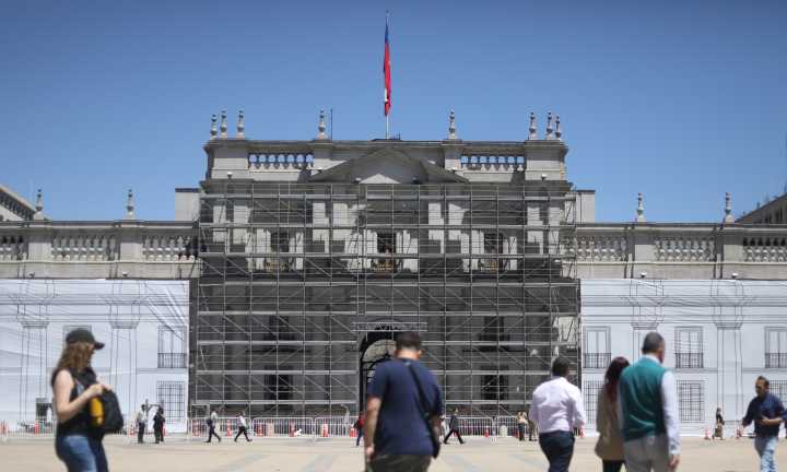 Municipalidad de Santiago ordena paralizar restauración de la fachada de La Moneda: No tenían permiso desde el municipio