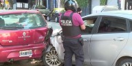Un conductor enyesado y ebrio chocó en Palermo a dos autos estacionados y se atrincheró en su vehículo