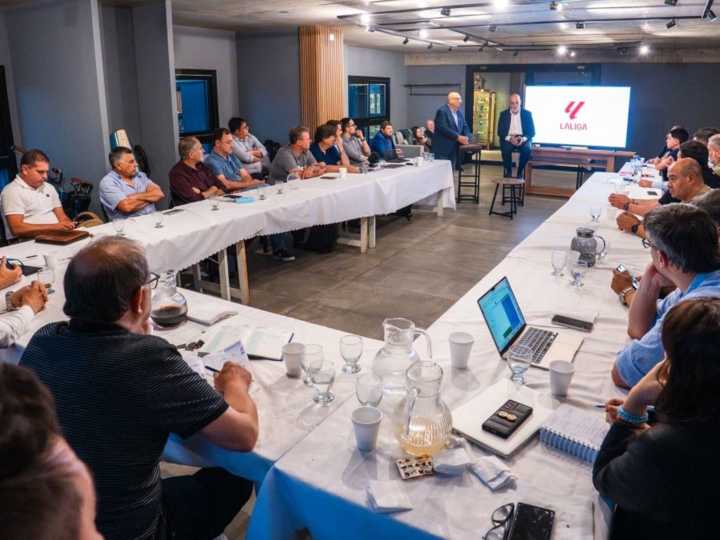 De La Liga de España a la Liga Nacional: la clase de Javier Tebas a los dirigentes de la AdC