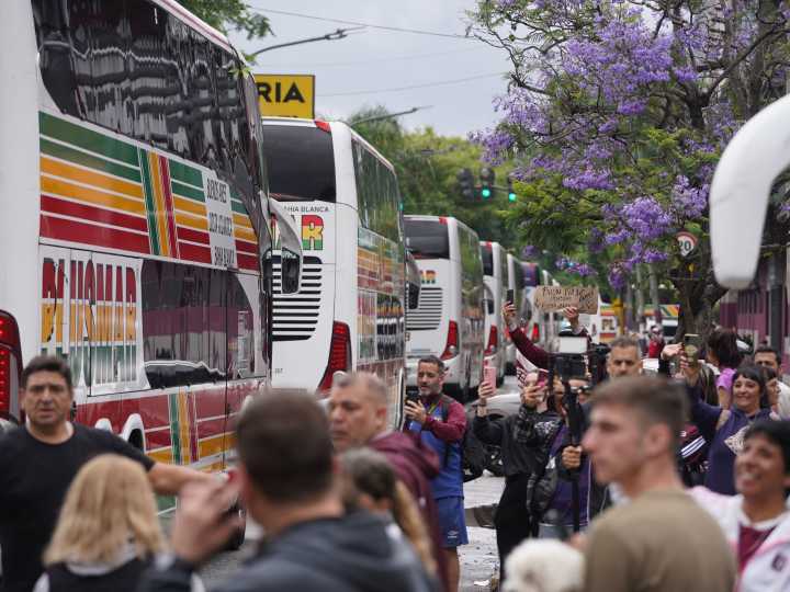 Lanús va por el sueño de ser campeón de la Copa Sudamericana: más de 15 mil hinchas viajan a Paraguay en 60 micros, 19 aviones y una caravana de autos
