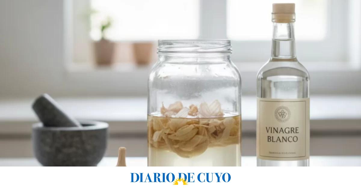 El truco con cáscaras de ajo y vinagre blanco que sorprende por sus múltiples usos