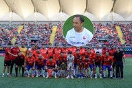 Ministro Jaime Pizarro genera polémica al usar camiseta con publicidad de casa de apuestas en partido de históricos de La Roja