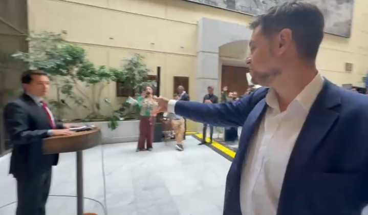 Caso Muñeca Bielorrusa: Manouchehri desata polémica en el Congreso tras lanzar billete de $10 mil a diputado Araya