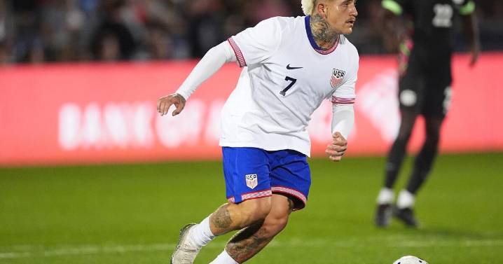 Diego Luna se une a VAMOS de Men in Blazers en busca de darle 'más visibilidad' al Team USA