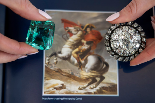 Sotheby's subasta broche de diamantes perdido por Napoleón por $4,4 millones