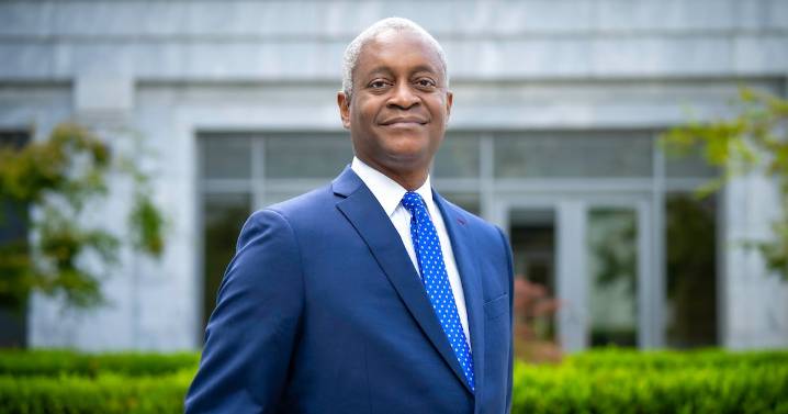 El presidente de la Fed de Atlanta, Raphael Bostic, anuncia que dejará su cargo