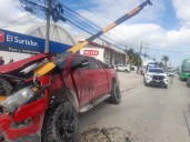 Camioneta Ram registra aparatoso choque en la Colosio
