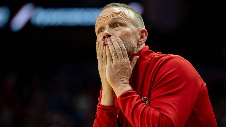 NCAA basketball: Louisville head coach suffers bizarre finger injury