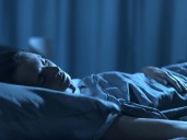 Oscuridad total o luz tenue: cómo encontrar el equilibrio que tu cerebro necesita al dormir