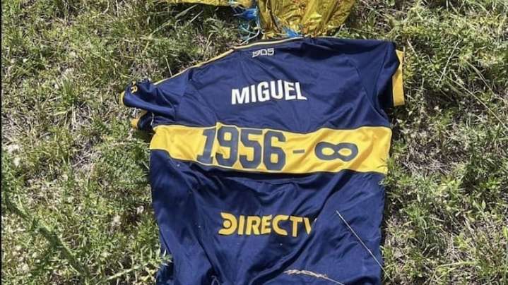 Encontraron en Uruguay la camiseta con la que Boca homenajeó a Russo