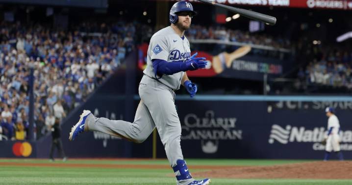 Dodgers pick up the club option on Max Muncy, retaining a key part of the roster
