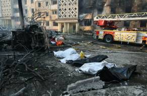 Ataques rusos dejan 25 muertos en Ucrania mientras Zelenski busca reactivar el diálogo