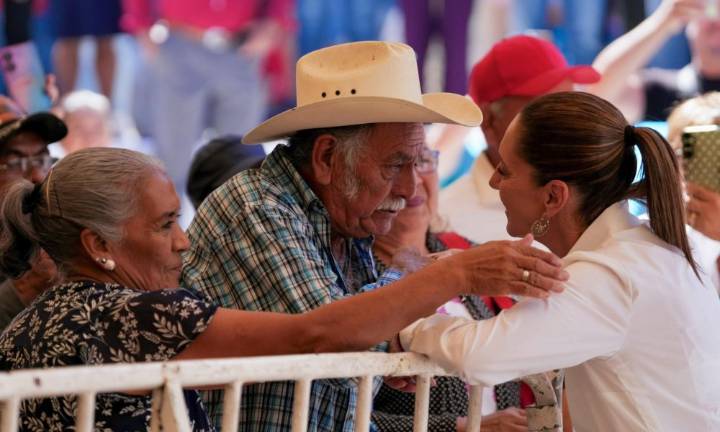 Sheinbaum entrega 510 escrituras y constancias de reducción en Nayarit