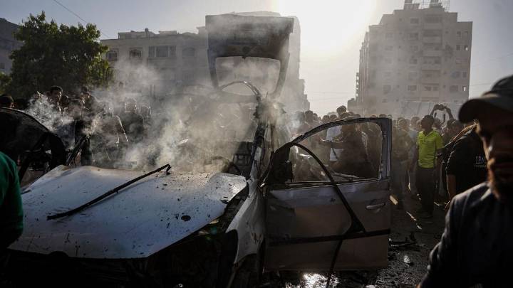 Israel lanza una oleada de bombardeos en toda Gaza y mata al menos a 18 personas