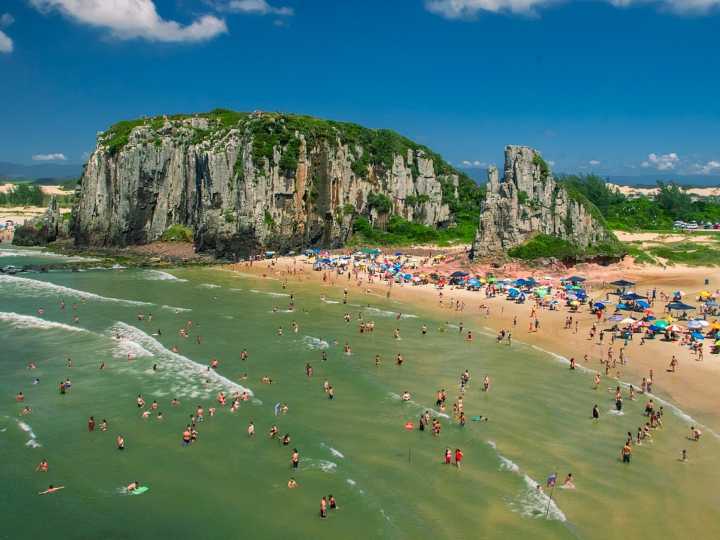 A solo unas horas de Argentina: la playa de Brasil más accesible que parece sacada del Caribe