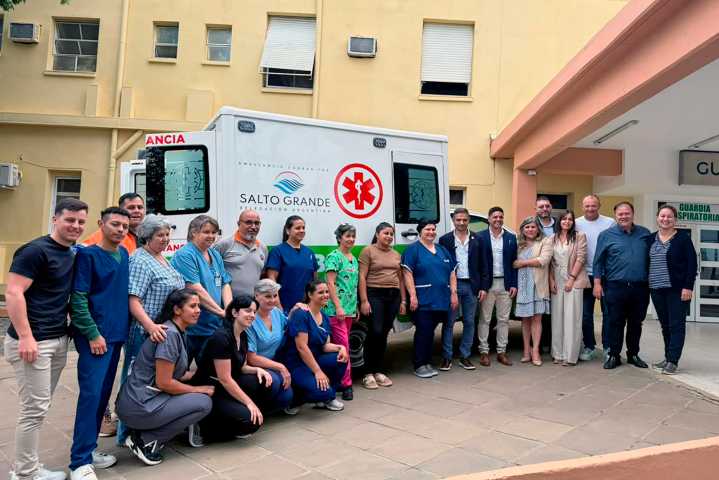 Salud y Salto Grande entregaron cinco nuevas ambulancias en Concordia y Chajarí