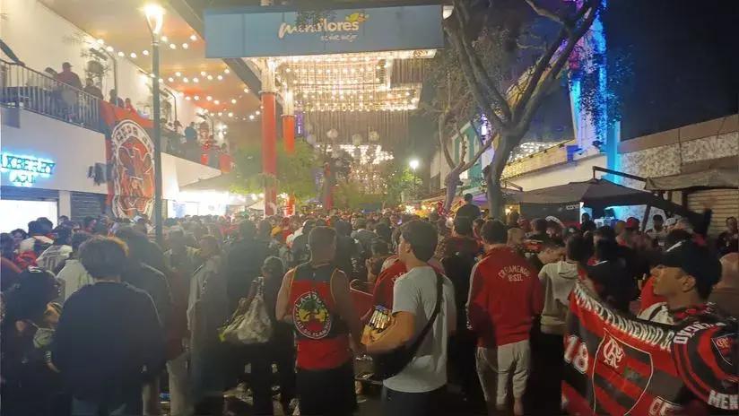 Hinchas del Flamengo convirtieron ‘La Calle de las Pizzas’ en Río de Janeiro [FOTOS]