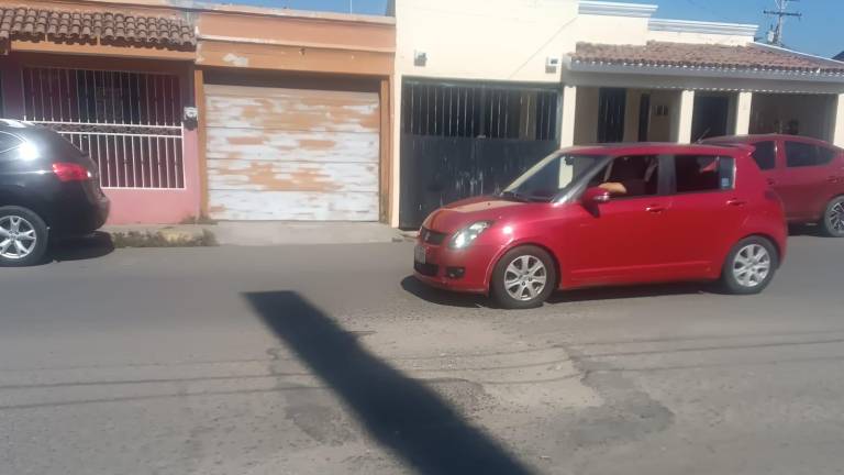Continúa gran bache en la Villa Galaxia dando dolor de cabeza a conductores en Mazatlán