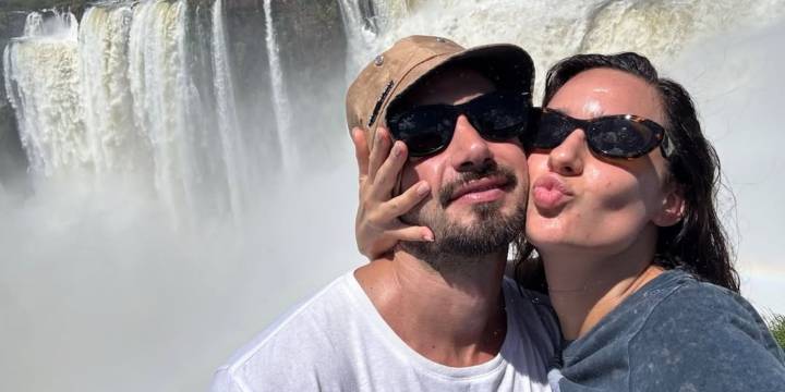 Nico Occhiato y Flor Jazmín Peña enamoraron con su escena a solas en la piscina en su viaje a las Cataratas
