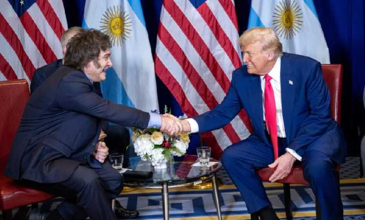 Dólares a cambio de soberanía. La política de chantaje de Trump salva el cuello de Milei, pero ¿a qué costo?