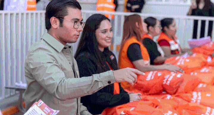 Juárez entrega más de 150 mil uniformes gratuitos