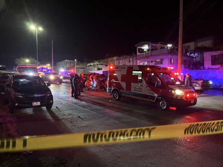 Intentan rescatar a hombre prensado, pero muere en el lugar del choque