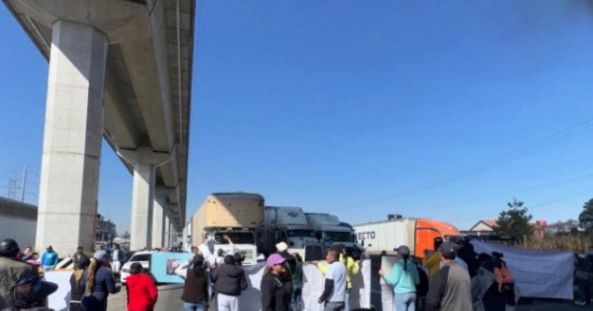 Bloqueos y caos vial en carreteras de México HOY: México-Toluca y México-Cuernavaca, cerradas por manifestantes