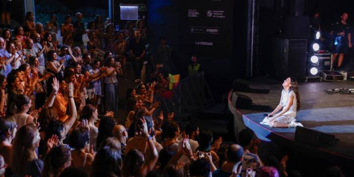 Valeria Castro reaparece tras su parón para recoger el Premio Ondas a Fenómeno Musical del año: “Se puede hacer música sin fingir fortaleza”